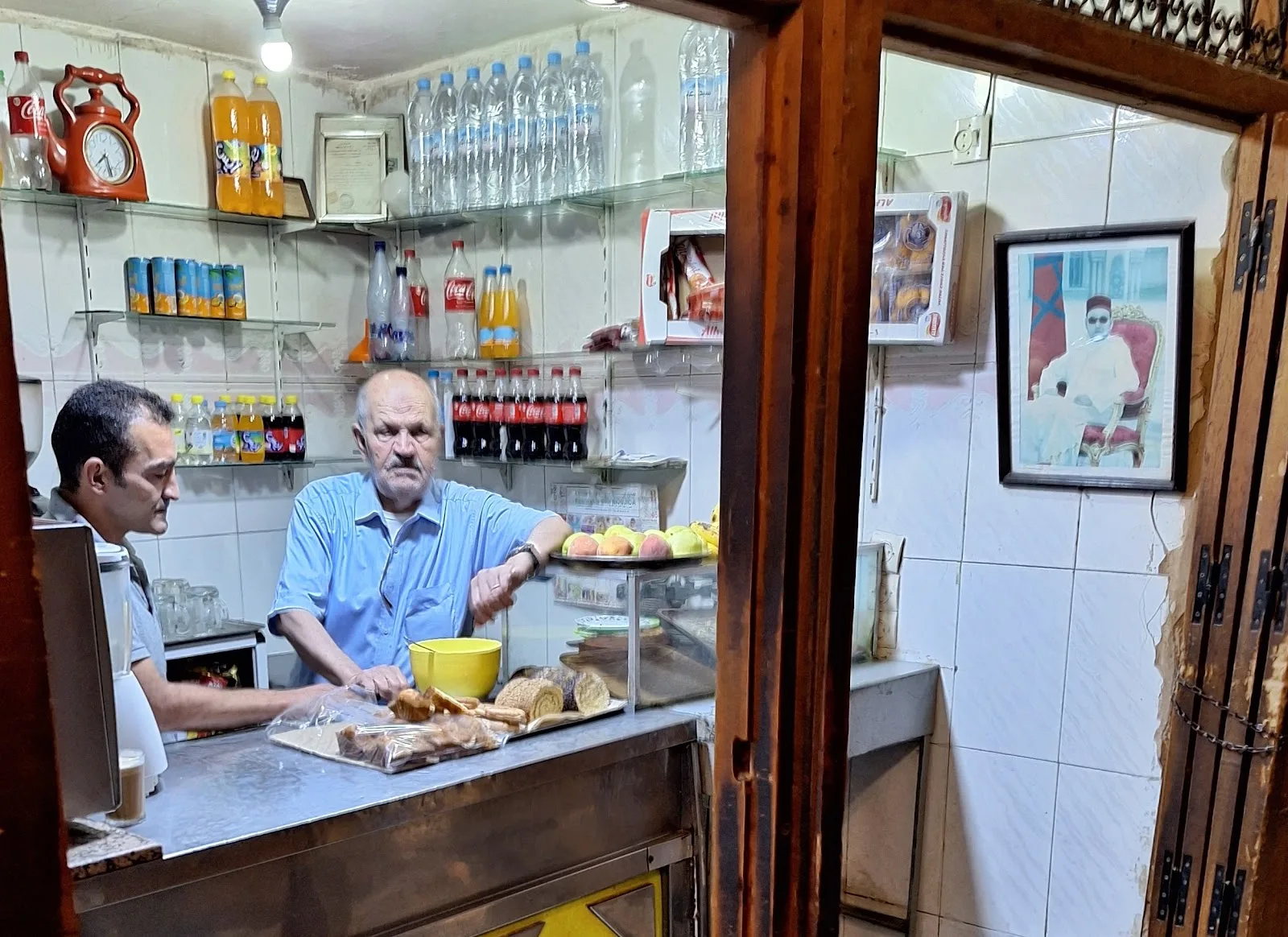 Comptoir du Tonic Club avec boissons fraîches et service rapide