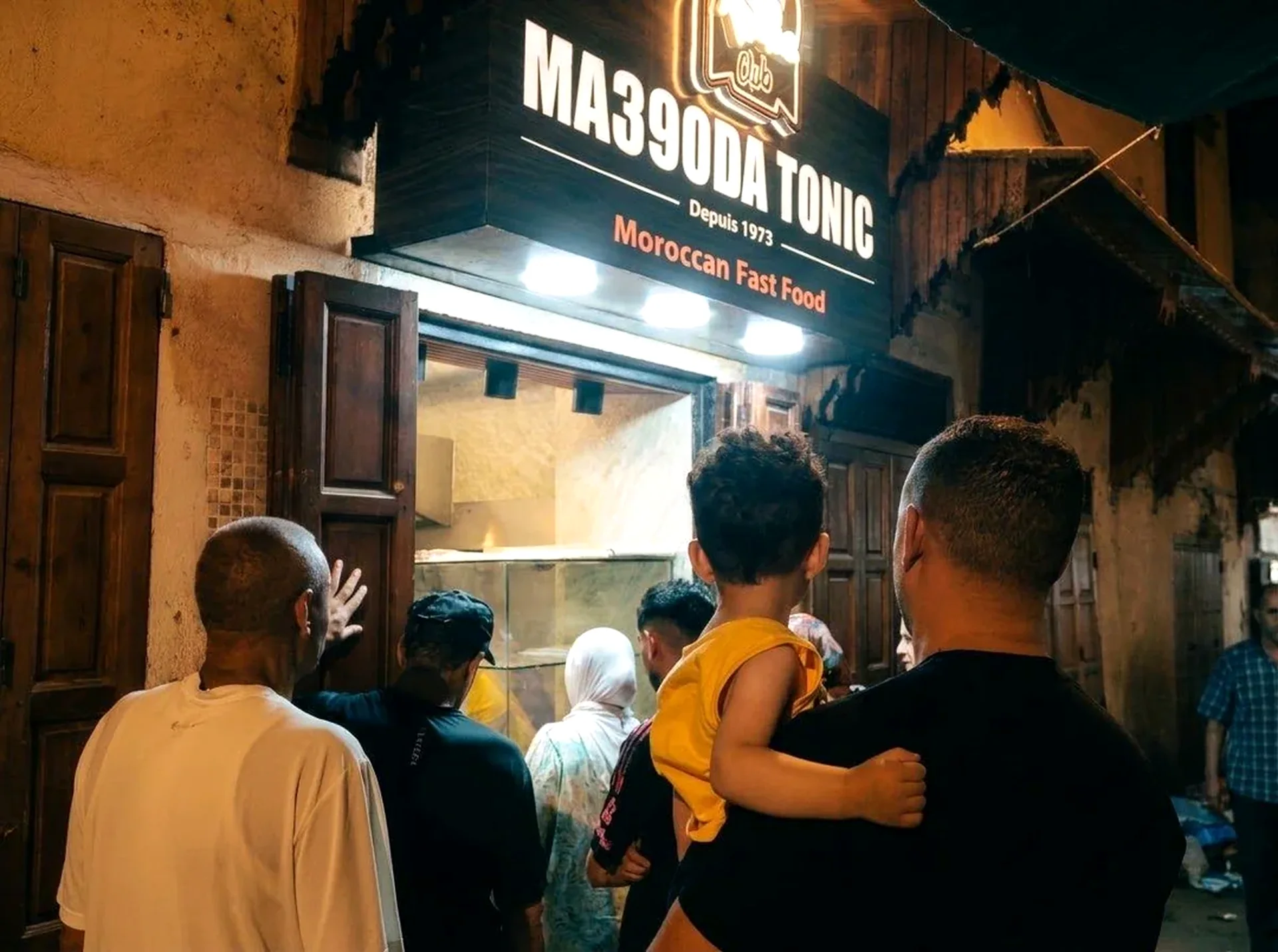 Enseigne Tonic Club illuminée la nuit, médina de Fès