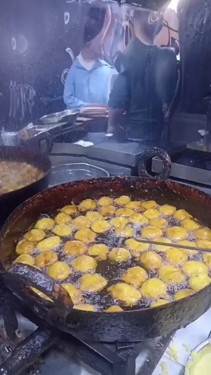 Beignets de pommes de terre dorés frits à la commande au Tonic Club Fès