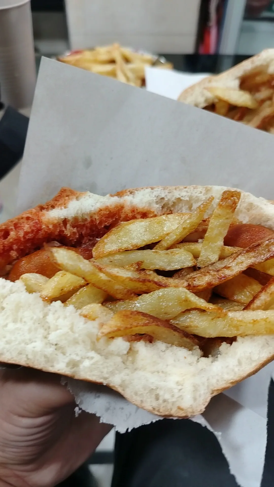 Sandwich ma3koda au Tonic Club : beignets de pommes de terre et frites dans un pain frais