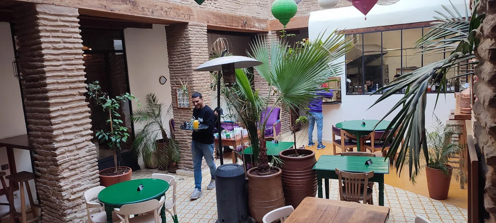 Terrasse du Tonic Club avec tables vertes au cœur de la médina